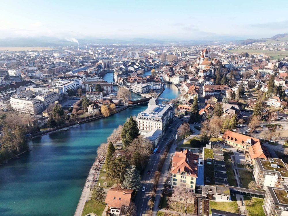 Drohnenbild mit Sicht auf die Stadt Thun