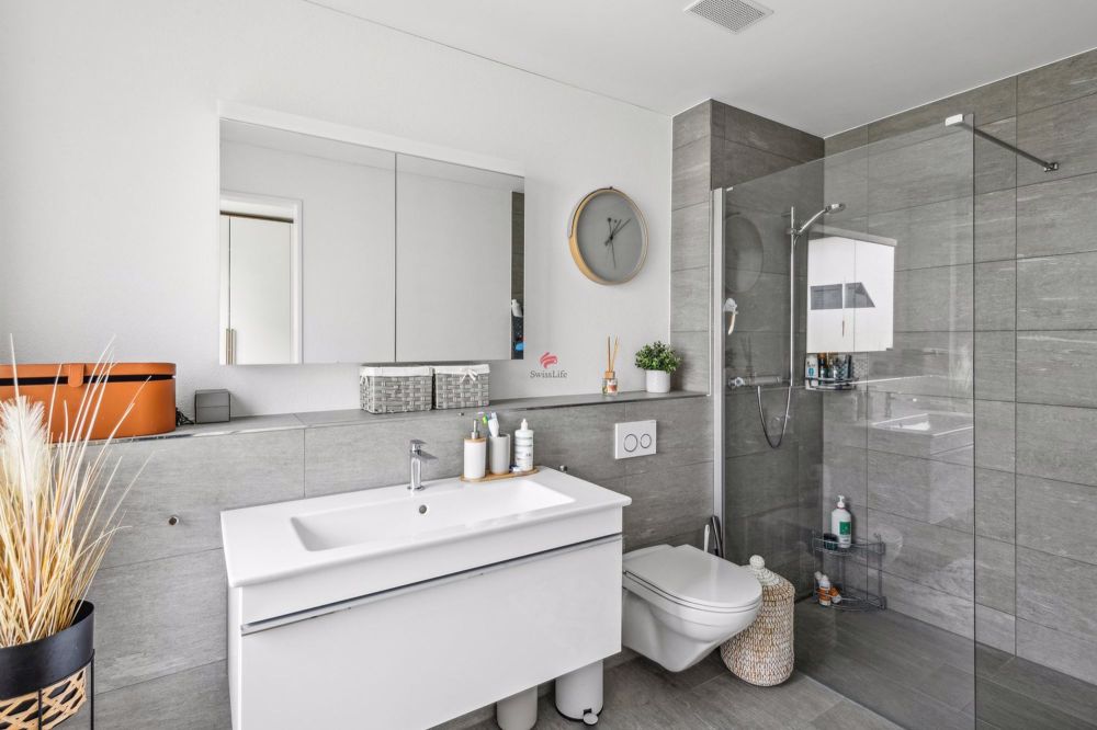 Modernes Badezimmer mit stilvollem Design und hochwertiger Ausstattung.