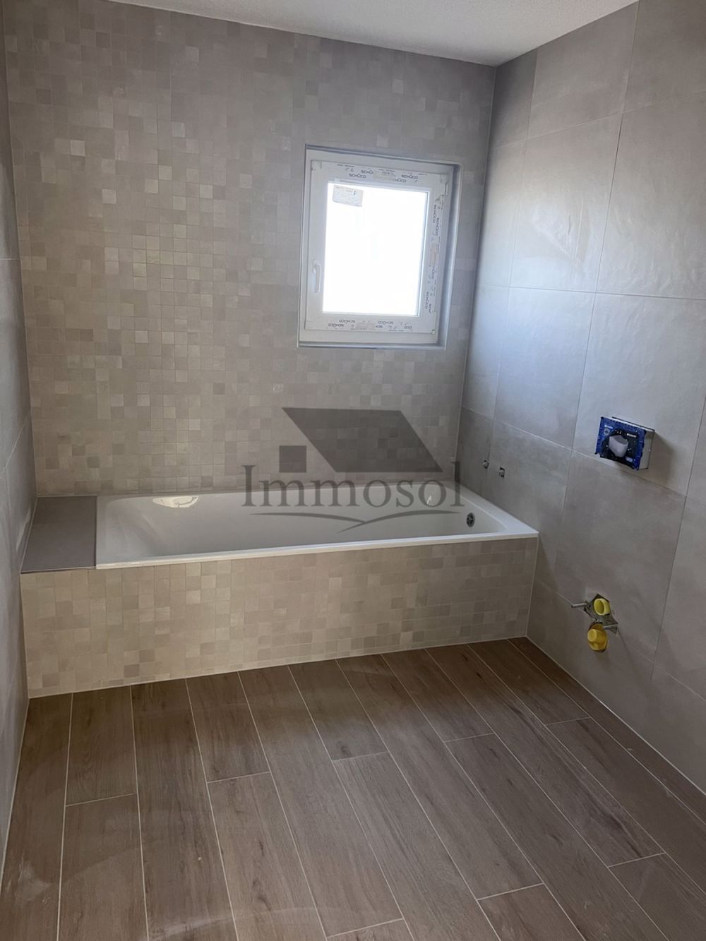 Salle de bain étage avec baignoire