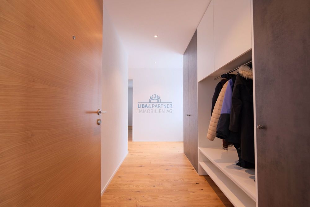 Eingang mit Garderobe / Entrance with cloakroom